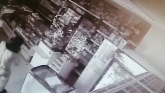 Житель Белогорска выкрал ключи от магазина у сожительницы и вынес трехдневную выручку