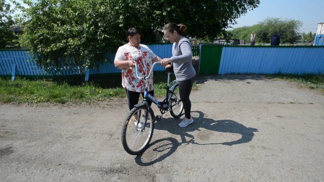 Амурская школьница без ноги ловко управляет велосипедом