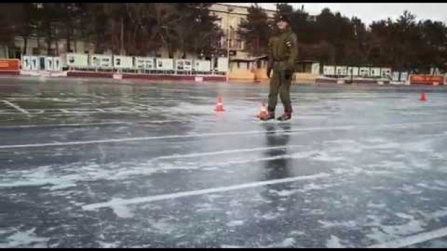 Курсанты ДВОКУ катаются на коньках прямо на плацу