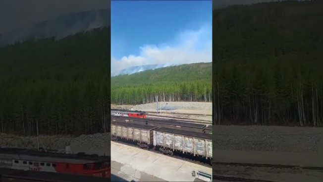 Пожар продолжает спускаться с сопки к поселку Юктали