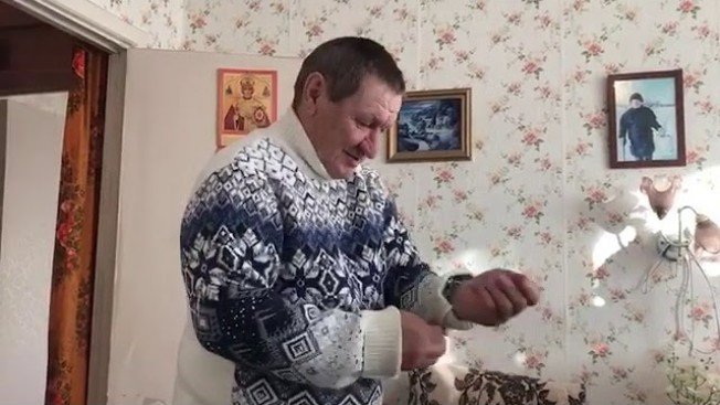 «Амурская правда» привезла подарки глухому художнику из Маркова