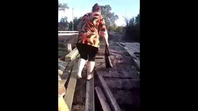 Жители подтопленных мазановских сел ходят по аварийному мосту