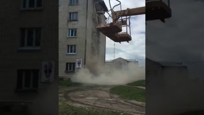 Демонтаж наружной эвакуационной лестницы в Прогрессе. Видео: Валерия Москалева