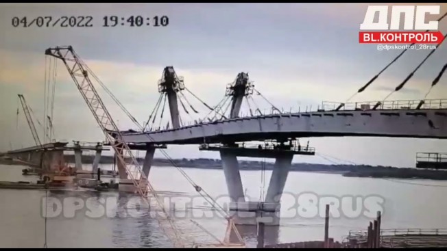 Строящийся автомобильный мост через Зею в Благовещенске не выдержал жару. Источник: dpskontrol_28rus