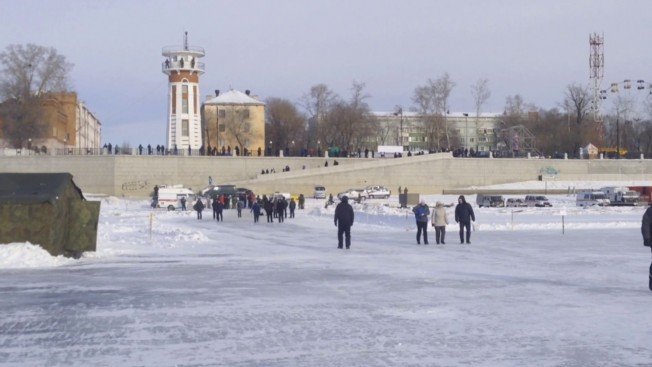 Хоккеисты России и Китая сыграли дружеский матч на льду пограничной реки Амур
