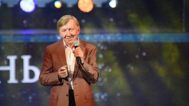 Юрий Чернов приветствовал участников и гостей «Амурской осени» своей песней