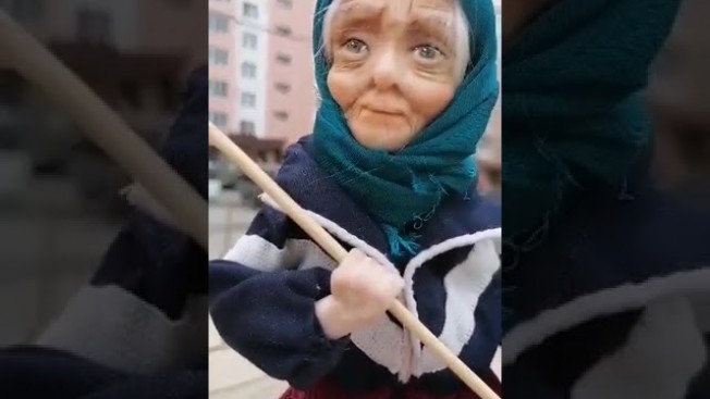 Многодетная благовещенка сделала мини-копию бабушки с Донбасса, ставшей символом борьбы с нацизмом