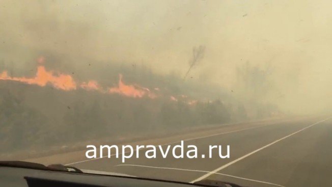 Пожарные пытаются отбить у огня село Новинка