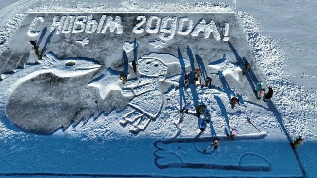 Девочка на драконе: «Амурская правда» и друзья нарисовали ледовую открытку на Хомутине в Маркове