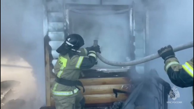 В Белогорске возле автозаправки тушили гостевой домик