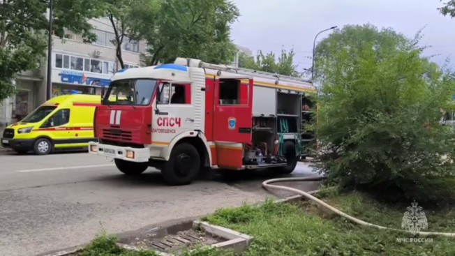 Благовещенские пожарные спасли барак и кота