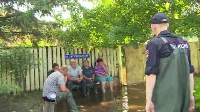 Полиция круглосуточно дежурит в подтопленном поселке Остров Старица