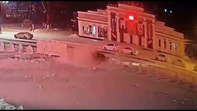 В Белогорске автомобиль врезался в ледовые фигуры снежного городка