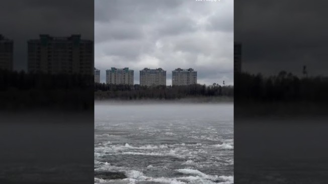 Ледоход на реке Амур: вид с набережной Благовещенска