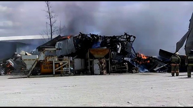 В Благовещенске горел формовочный завод ЖБИ