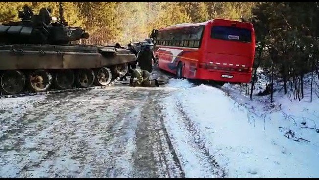 Улетевший в кювет со скользкой дороги гражданский автобус вытаскивал танк ДВОКУ