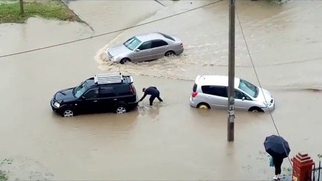 Улицы Благовещенска после суточного ливня ушли под воду