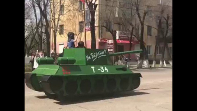 Виктор Имамбаев сделал своими руками танк и проехал на нем 9 мая по улицам Свободного