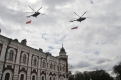 Показательные выступления авиатехники над улицей Ленина открыла группа вертолетов Ми-8.