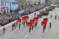 В параде в Белогорске приняли участие около 900 военнослужащих и более 20 единиц боевой техники.