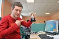 Корреспондент Игорь Агеенко демонстрирует трофей из командировки — «черное золото».