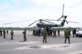 Спецназ штурмует вертолет Ми-8, в котором укрылись террористы вместе с заложниками.