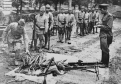 Японские военнопленные сдают оружие.