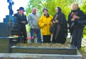 Участники фестиваля возле могилы русской жительницы Харбина Е. Никифоровой.