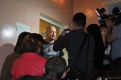 Гоша Куценко извинился перед зрителями за опоздание, а затем вышел пообщаться с журналистами.