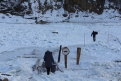 200 метров ледового пути жители преодолевают за три-пять минут.
