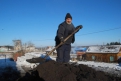 С наступлением морозов местные кочегары перекидывают по семь тонн угля.