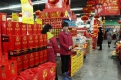 Накануне Праздника Весны китайцы покупают подарки, убирают и украшают  дом, вешают красные снежинки.