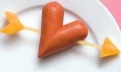 Идеи для оформления «сердечных» блюд: Сосиска с сырной стрелой.