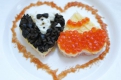Идеи для оформления «сердечных» блюд: Бутерброды с икрой и маслинами.