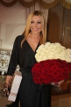 Анжелика Агурбаш, кроме подарка, принесла два букета по 30 роз в каждом.