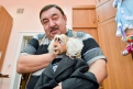«Скрипач — старый, больной», — Сергей Елизов демонстрирует одного из персонажей капустника.