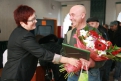 Вместе с пластиковой картой Дмитрий Мануков получил 10 000 рублей, букет цветов и сувениры.