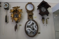 Часы с кукушкой легко уживаются с современным  хронометром с плавающим циферблатом.