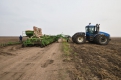 Тракторы вместе с прицепленными к ним сеялками по нескольку раз в сутки застревают на полях в грязи.