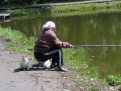В парке разрешен лов рыбы. Но только на удочку.