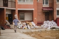 В основном строительный мусор у подъездов оставляют сами жильцы новостроек.