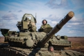 Женщины-военнослужащие полгода будут учиться управлять танком.