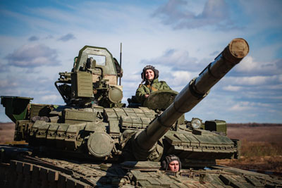 В Приамурье готовят первых в стране танкистов-женщин