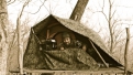 Снимая фильм про леопардов, Чой Кисун оборудовал палатку на дереве в кедровой пади.