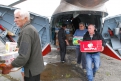 Для тех, кто оставался в подтопленной Ивановке, привозили продукты питания, воду и вещи.
