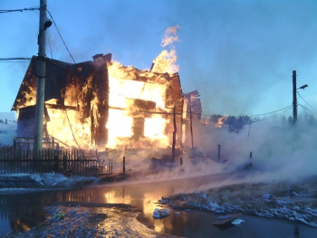 Пожар в Верхнезейске: спасти дома было нереально