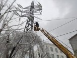 «Будем работать даже ночью»: амурские энергетики устраняют в Приморье последствия ледяного дождя