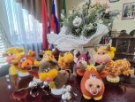 Глава Тындинского района Тамара Лысакова связала друзьям символ Нового года