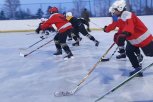 Второкурсник Амурского казачьего колледжа учит хоккею школьников