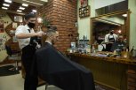 «Хочу бороду как у Брэда Питта»: как современные мужчины делают стильные стрижки в барбершопах
